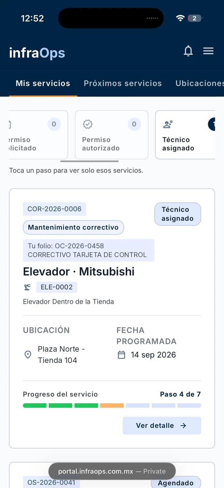 El portal de InfraOps en un teléfono, con la lista de servicios y el avance de cada orden.