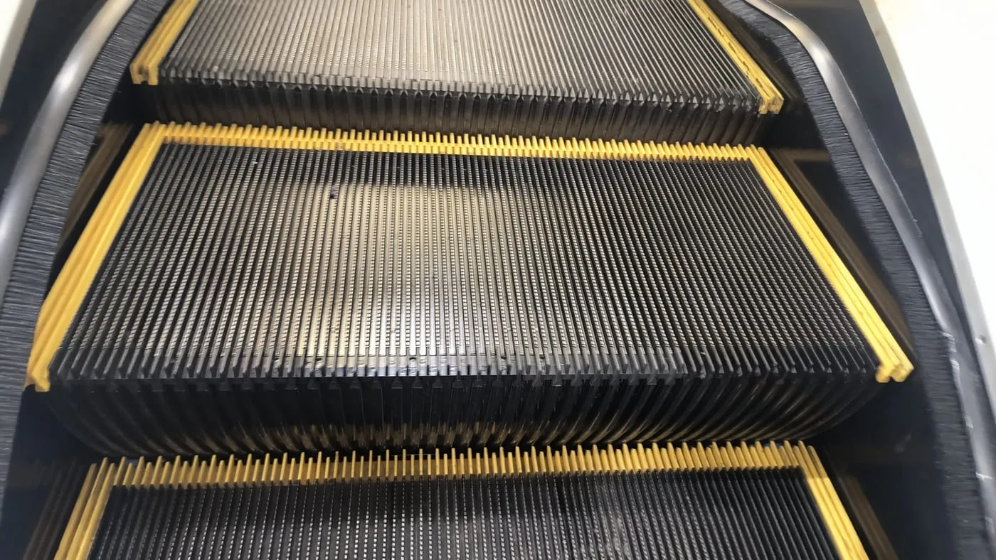Peldaños ya instalados, con las demarcaciones amarillas alineadas.