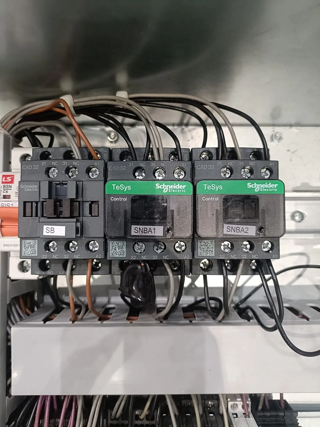 Tablero eléctrico de la escalera, con sus contactores y el cableado de maniobra.