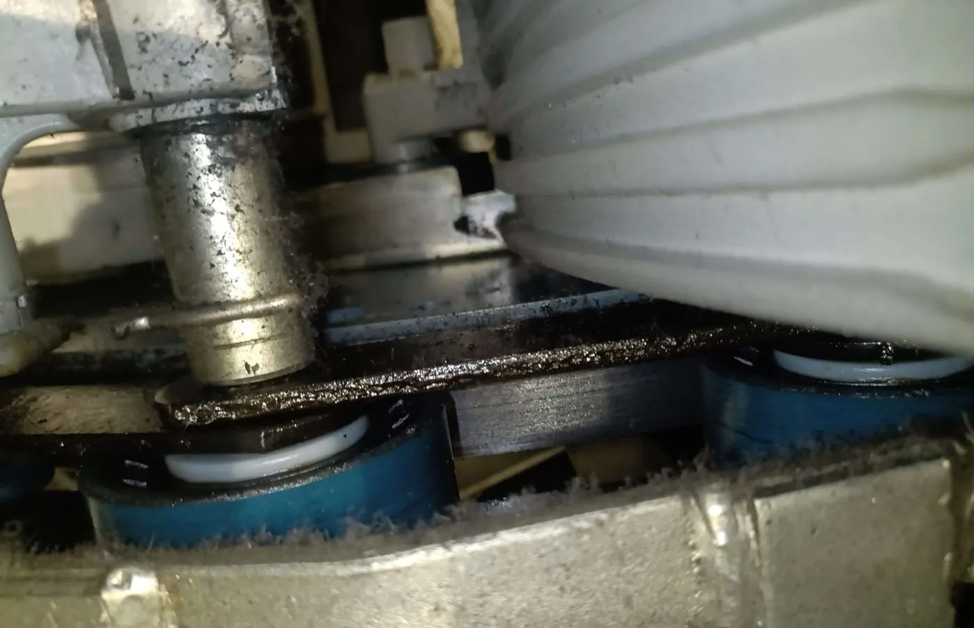 Cadena y rodillos vistos de cerca, con el desgaste y la lubricación a la vista.