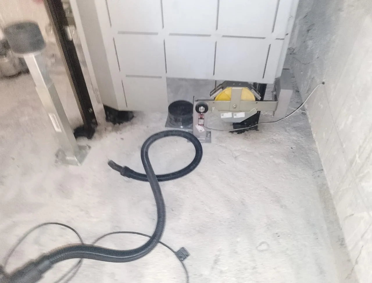 Foso del elevador limpio, con el equipo de aspirado retirado a un costado.